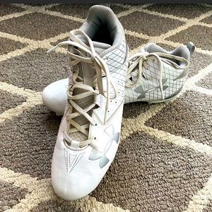 Men’s Under Armour soccer cleats white grey sz10